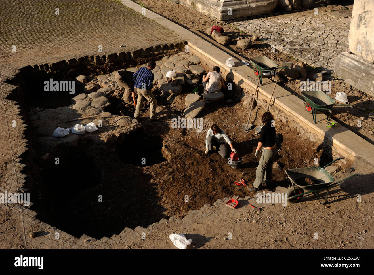 Italie, Rome, fouilles archéologiques dans le Forum Boarium, archéologues travaillant Banque D'Images