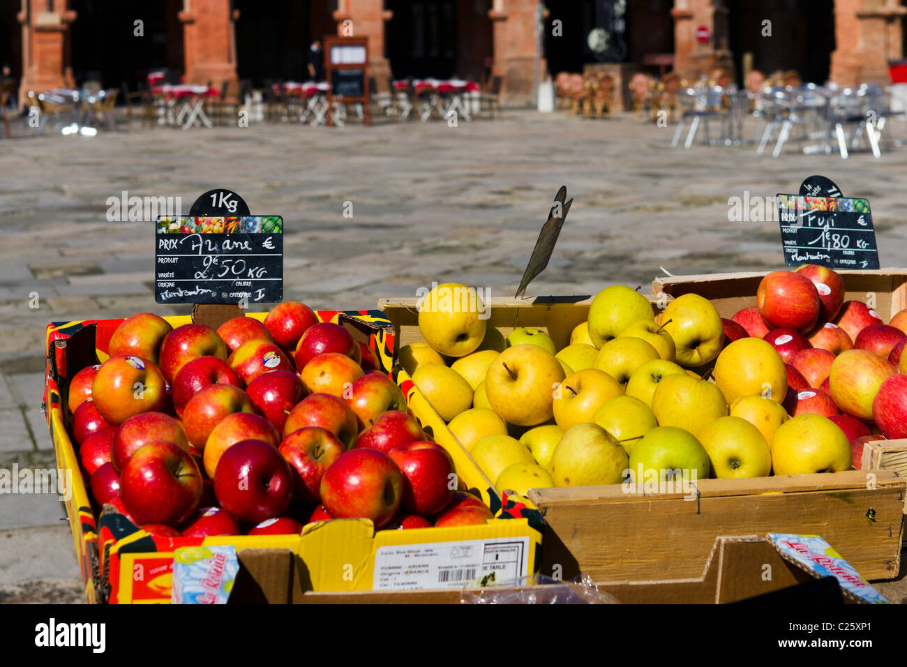 Pommes sur un stand dans la Place Nationale, Montauban, Le Lot, France Banque D'Images