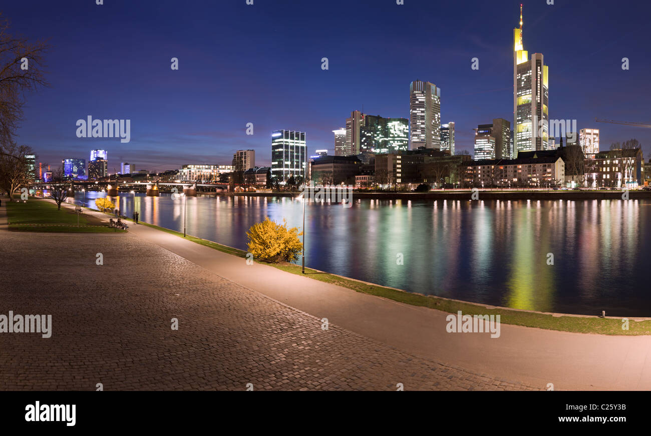 Panorama de la rivière Main à Francfort, Allemagne, avec l'horizon de la ville au crépuscule. Banque D'Images