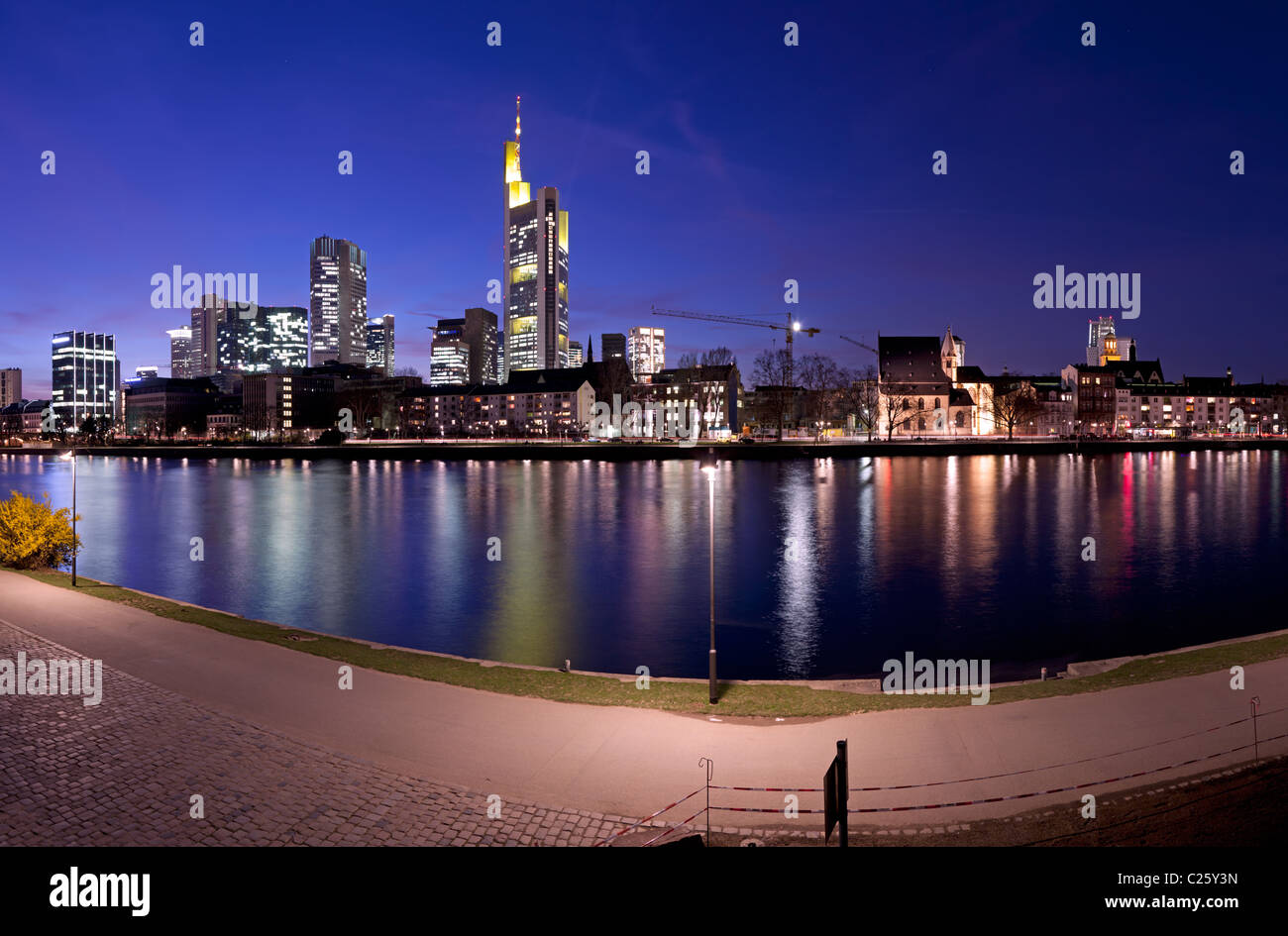 La rivière Main à Francfort, Allemagne, avec l'horizon de la ville au crépuscule. Banque D'Images