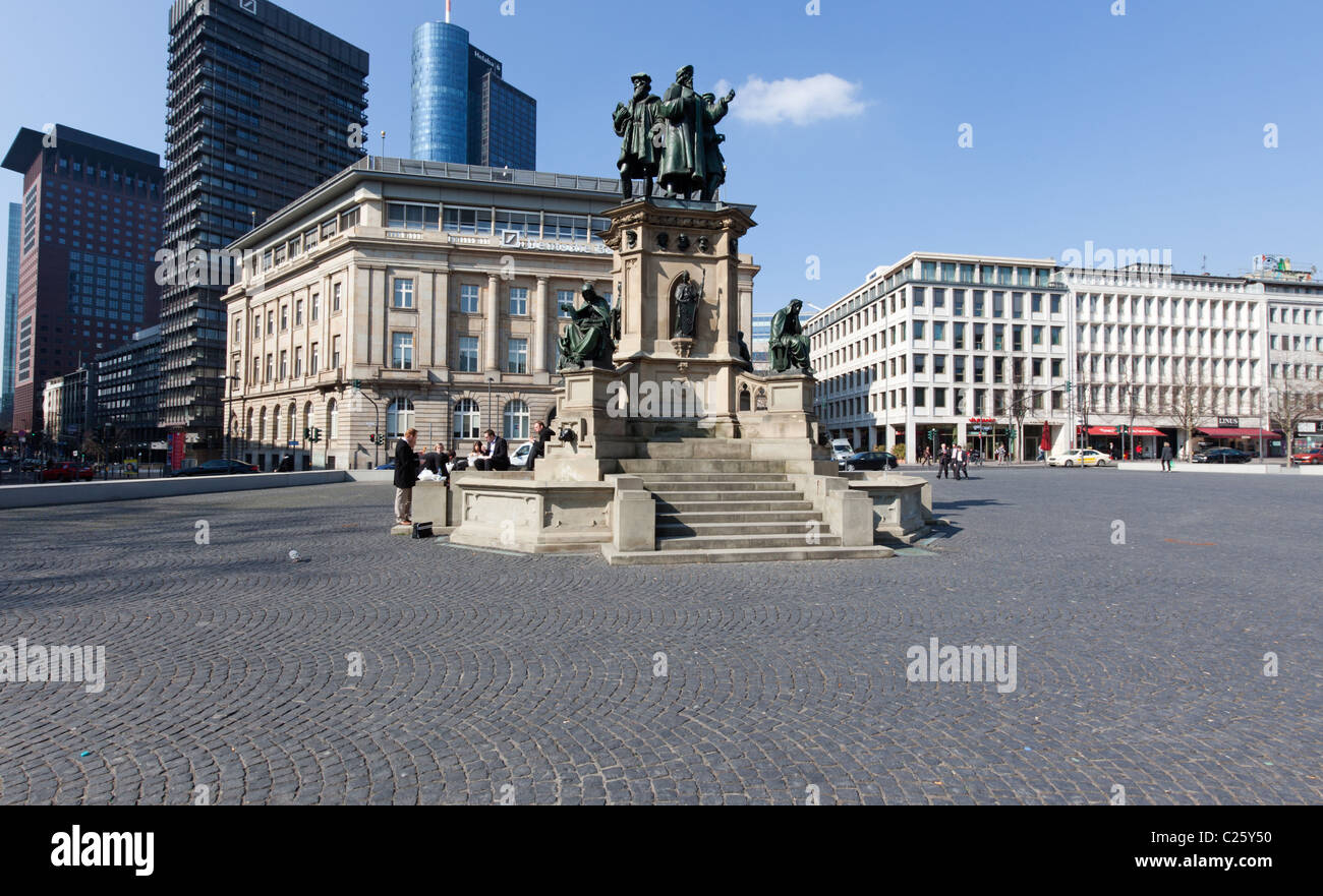 Le monument de Gutenberg à l'heure du dîner, Goetheplatz à Francfort Banque D'Images