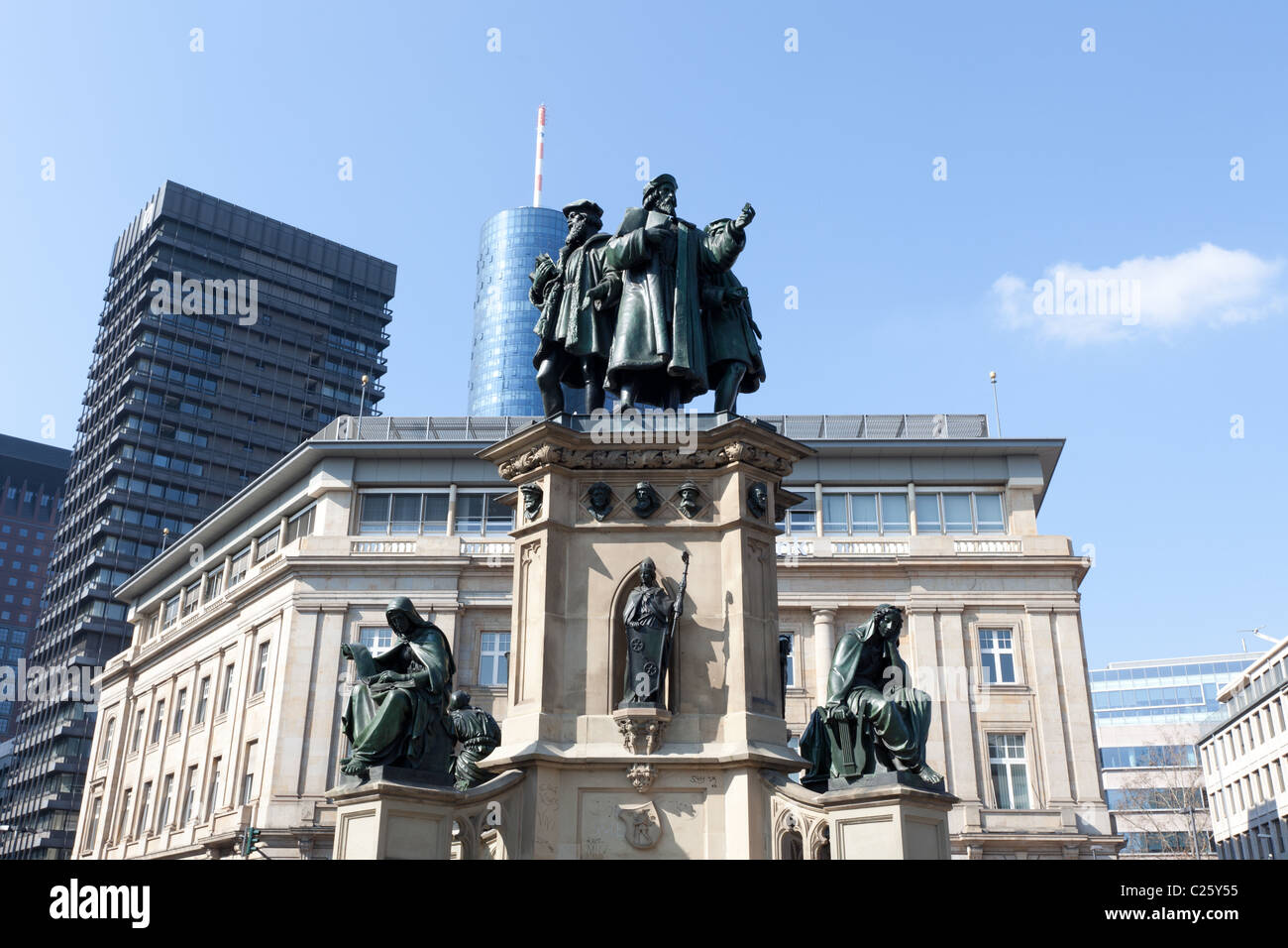 Le monument de Gutenberg avec l'horizon de Francfort derrière, situé dans la place Goetheplatz. Banque D'Images