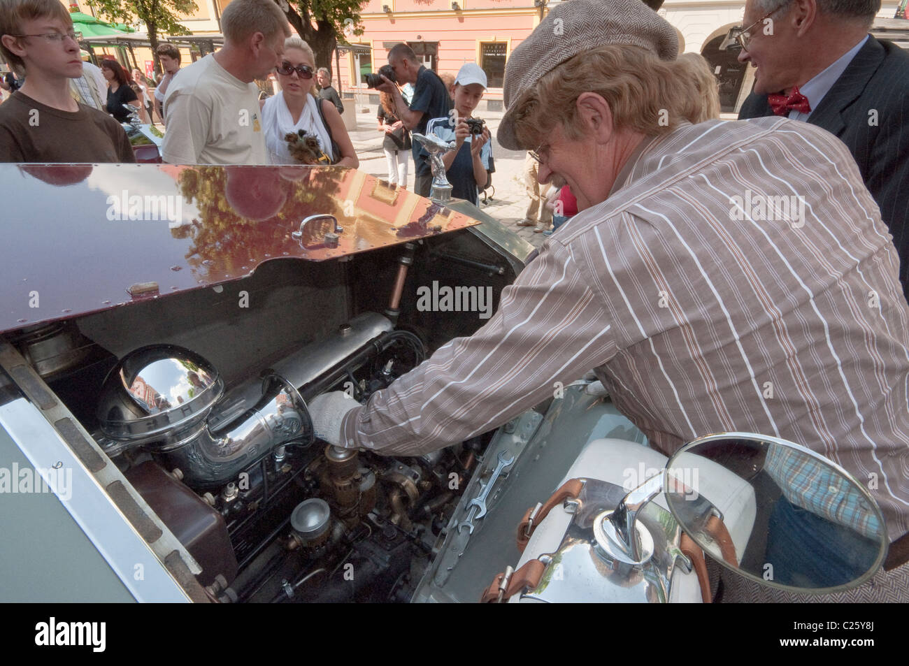 Le moteur de vérification de son propriétaire 1927 Vingt Rolls-Royce 20HP à Rolls-Royce & Bentley Club meeting à Świdnica, Silésie, Pologne Banque D'Images