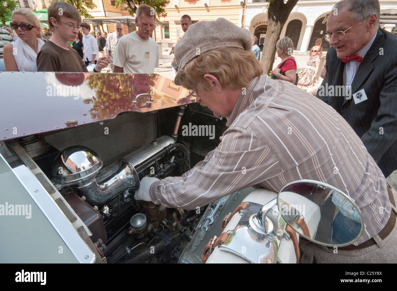 Le moteur de vérification de son propriétaire 1927 Vingt Rolls-Royce 20HP à Rolls-Royce & Bentley Club meeting à Świdnica, Silésie, Pologne Banque D'Images