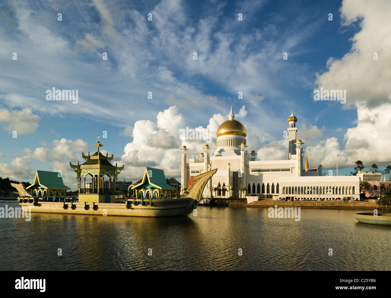 Le sultan Omar Ali Saifuddien Mosque et royal barge à Bandar Seri Begawan, Negara Brunei Darussalam. (Brunei, Bornéo). Banque D'Images
