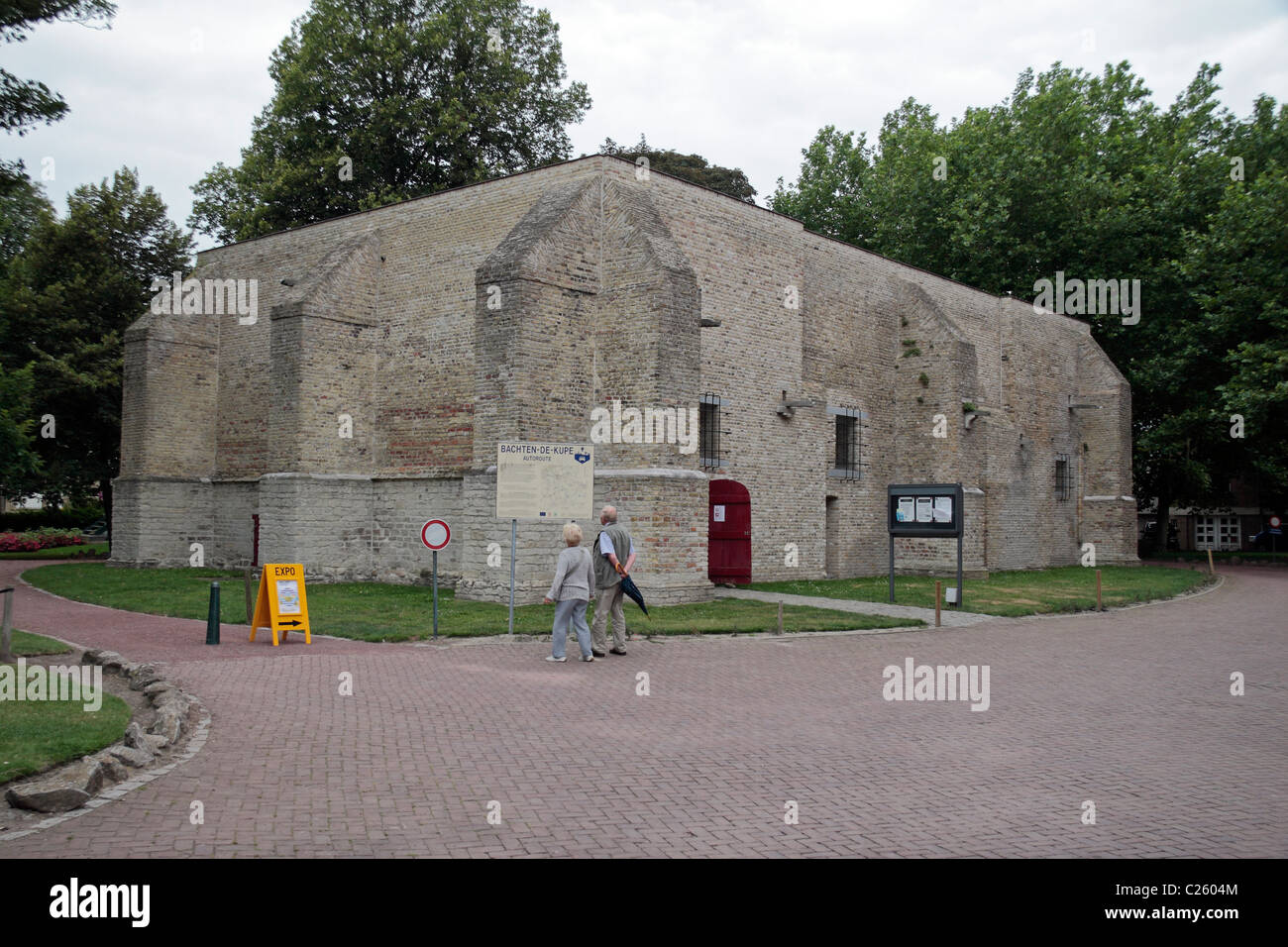 La citerne d'un bunker-comme la construction d'être utilisé comme un affichage permanent art City Park, à Furnes, Flandre occidentale, Belgique. Banque D'Images