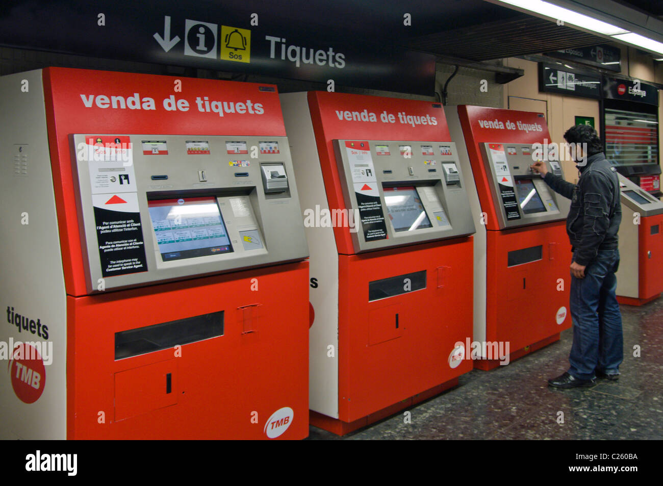 Un ticket machine dans une station de métro de Barcelone,Espagne,système de Catalunya Banque D'Images