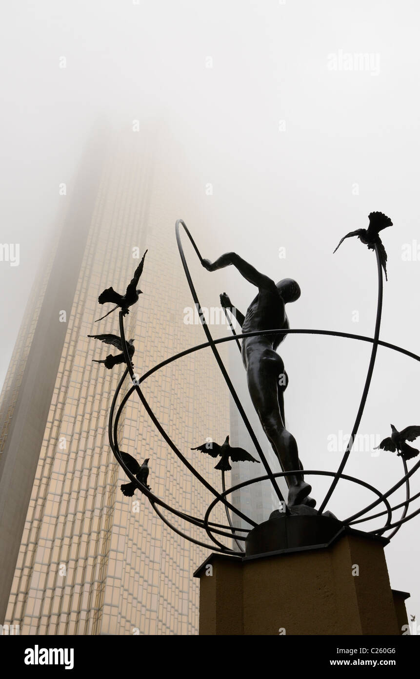 Toronto financial towers dans le brouillard et la pluie sur misty statue d'homme de paix sculpture Banque D'Images