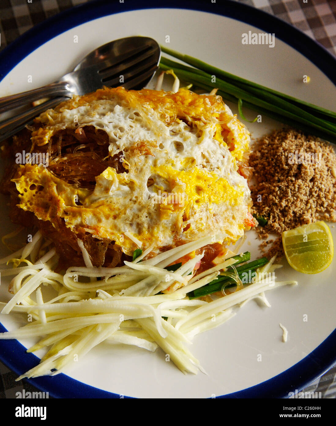 Nouilles vermicelles de haricot mungo, ( nouilles) avec œuf frit , thai street food, Bangkok, Thaïlande Banque D'Images