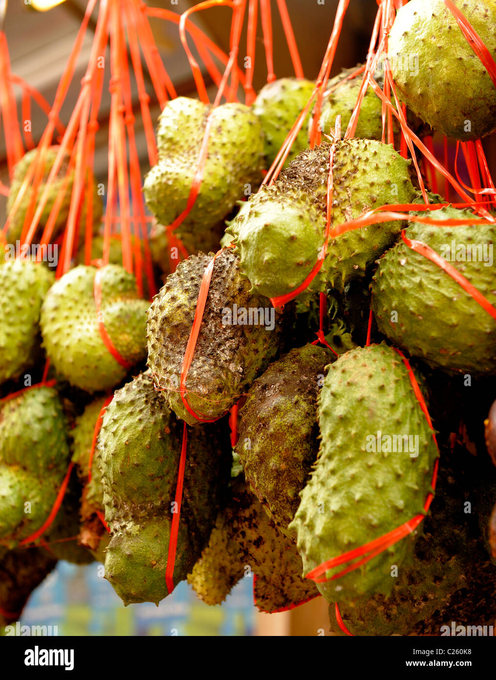 Petits fruits de corossol à vendre, fruits tropicaux de l'Asie du Sud-Est, Kuala Lumpur, Malaisie Banque D'Images