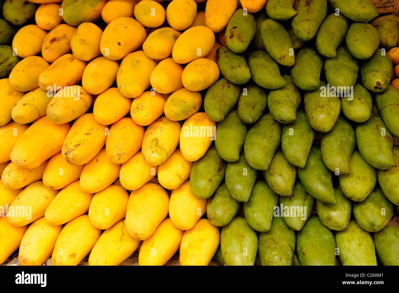 Les mangues vertes et jaunes, à la vente, de la rue du marché, Kuala Lumpur, Malaisie Banque D'Images