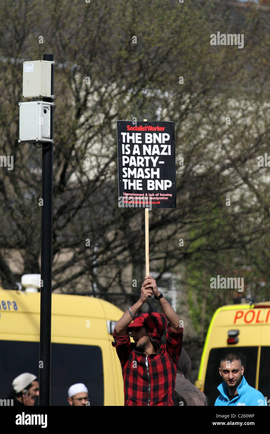 Drapeaux et Banderoles à l'English Defence League et de démonstration les musulmans contre le racisme Rally, Blackburn, Avril, 2011 Banque D'Images