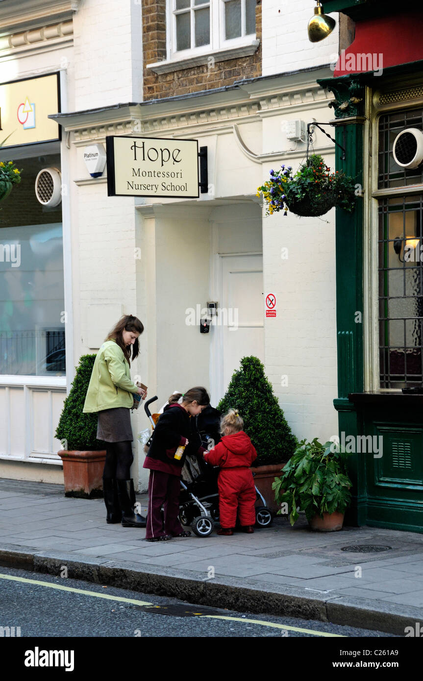 Mère et enfants en dehors de l'École Maternelle Montessori espère Marylebone London England UK Banque D'Images