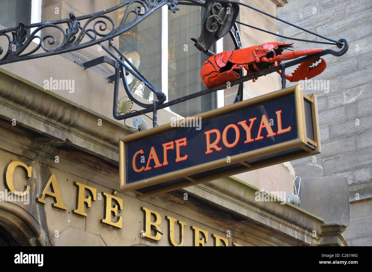 Signer avec un homard rouge à l'extérieur du Café Royal à Édimbourg, Écosse, Royaume-Uni. Banque D'Images