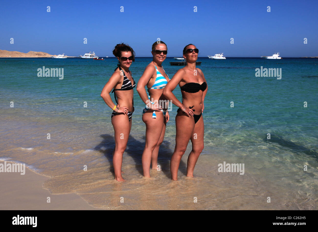 Un groupe d'amies en vacances s'amuser au soleil en Egypte Banque D'Images