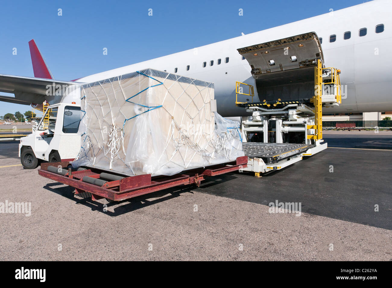 Plate-forme de chargement de fret aérien à l'avion Banque D'Images