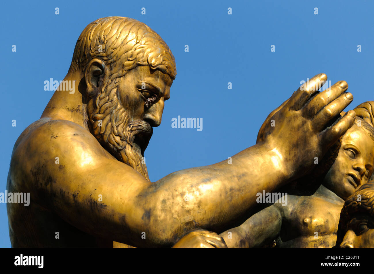 Sculpture sacrifice Leo Friedlander Arts of War Series Washington DC // WASHINGTON DC — sculpture sacrifice de Leo Friedlander, l'une des quatre statues de la série Arts of War, sacrifice et Valor aux coins du pont Memorial et du pont Theodore Roosevelt qui étaient des cadeaux du peuple italien. La sculpture du sacrifice se trouve à l'angle nord-est du pont et est la plus proche des quatre du Lincoln Memorial. Les statues ont été consacrées le 26 septembre 1951. Les autres statues sont nommées aspiration et littérature musique et moisson, et Valor. Banque D'Images