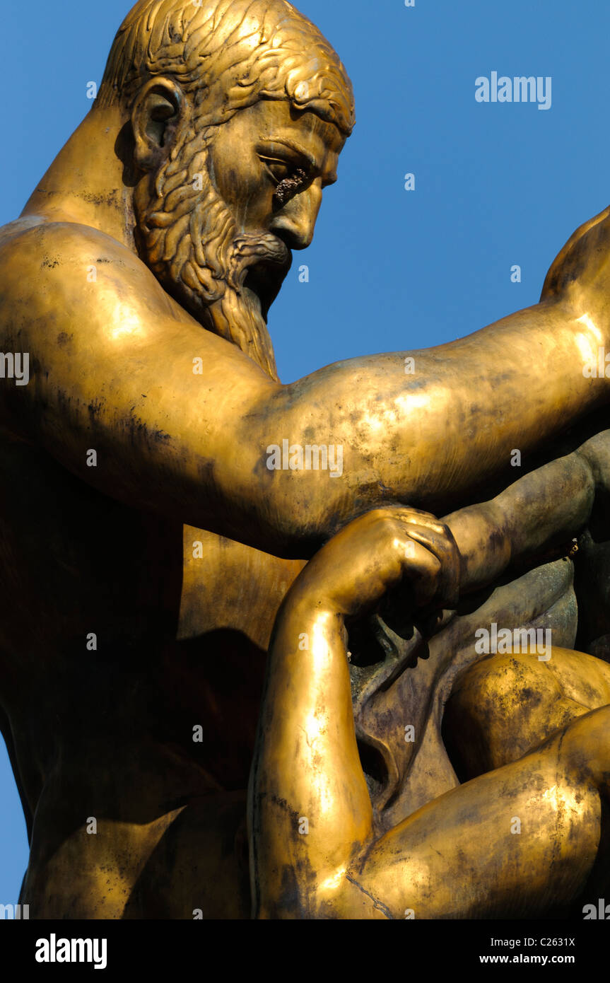 Memorial Bridge sacrifice sculpture Leo Friedlander Washington DC // WASHINGTON DC — sculpture sacrifiée de Leo Friedlander, l'une des quatre statues de la série Arts of War, sacrifice et Valor aux coins du Memorial Bridge et du Theodore Roosevelt Bridge qui étaient des cadeaux du peuple italien. La sculpture du sacrifice se trouve à l'angle nord-est du pont et est la plus proche des quatre du Lincoln Memorial. Les statues ont été consacrées le 26 septembre 1951. Les autres statues sont nommées aspiration et littérature musique et moisson, et Valor. Banque D'Images
