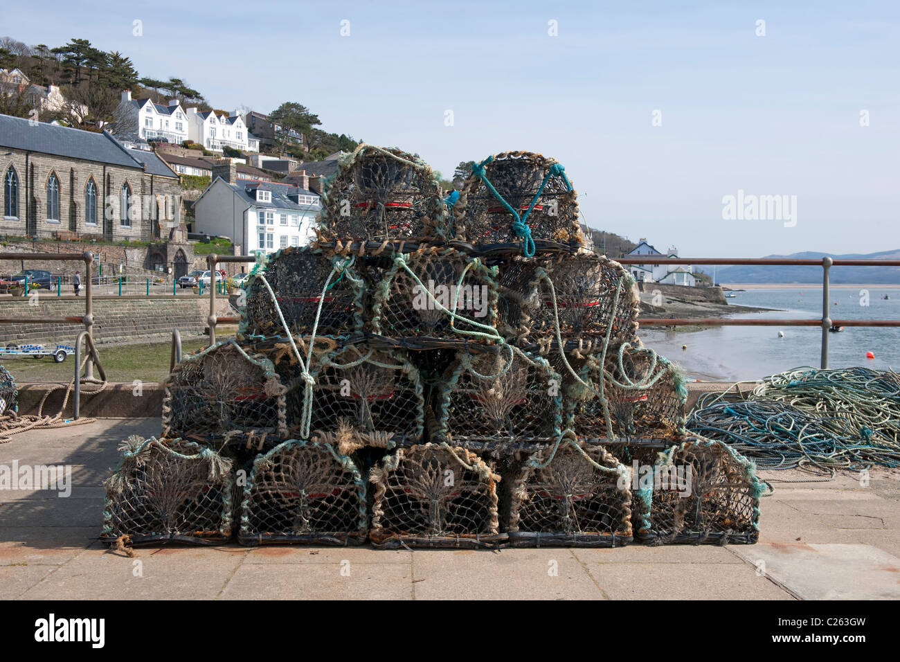 Des casiers à homard empilés sur le front de mer à Aberdovey (en gallois) Aberdyfi Banque D'Images