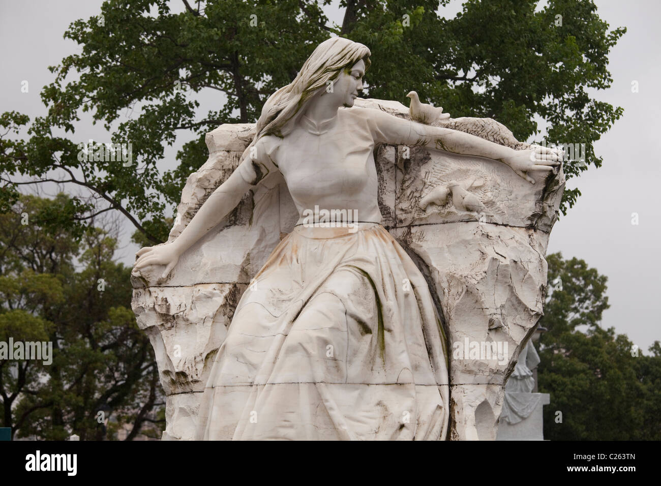 Statue de femme et de colombes dans le parc de la paix, Nagasaki, Kyushu, Japon, Extrême-Orient, l'Asie Banque D'Images
