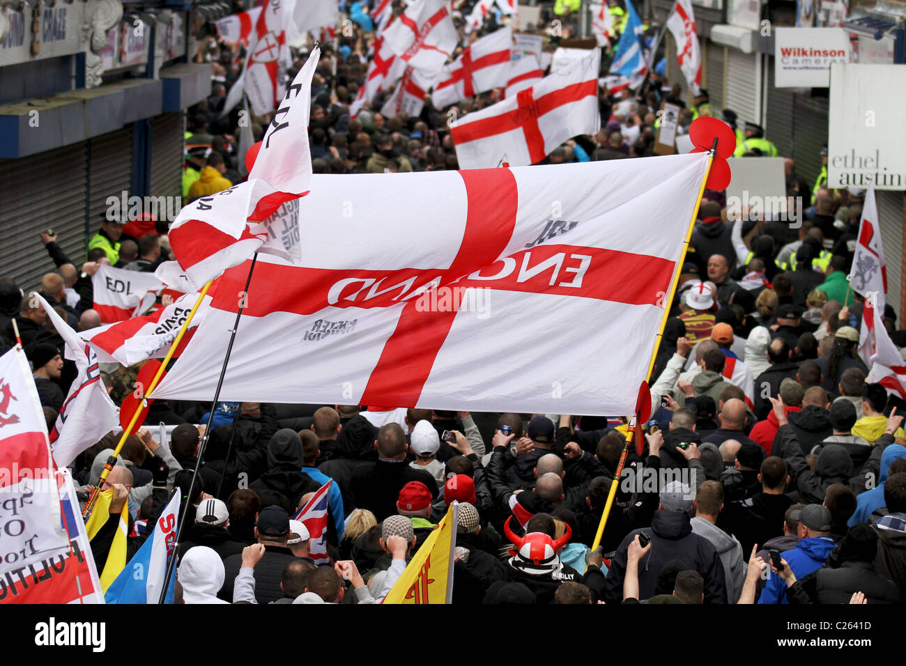 Les grandes foules de drapeaux et banderoles à l'English Defence League et de démonstration les musulmans contre le racisme Rally, Blackburn, Avril, 2011 La Ligue de défense anglaise (EDL) d'extrême-droite est un mouvement de protestation de la rue qui se concentre sur l'opposition à ce qu'elle estime être une propagation de l'islamisme et la charia au Royaume-Uni. Il se décrit comme un anti-raciste et d'organisation des droits de l'homme. Banque D'Images