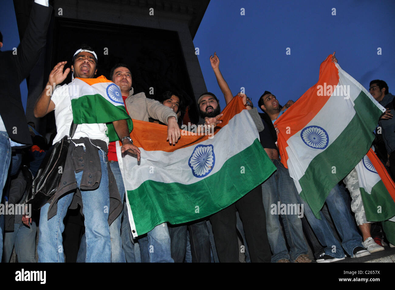 Fans de cricket indien célébrer remportant la coupe du monde de cricket Trafalgar square London Banque D'Images