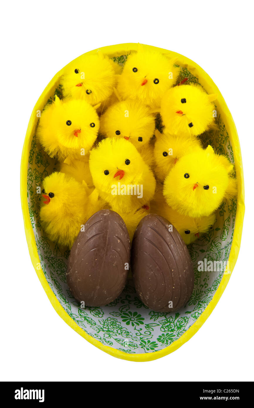 Photo d'un œuf de pâques avec quelques poulets dans pâques Banque D'Images