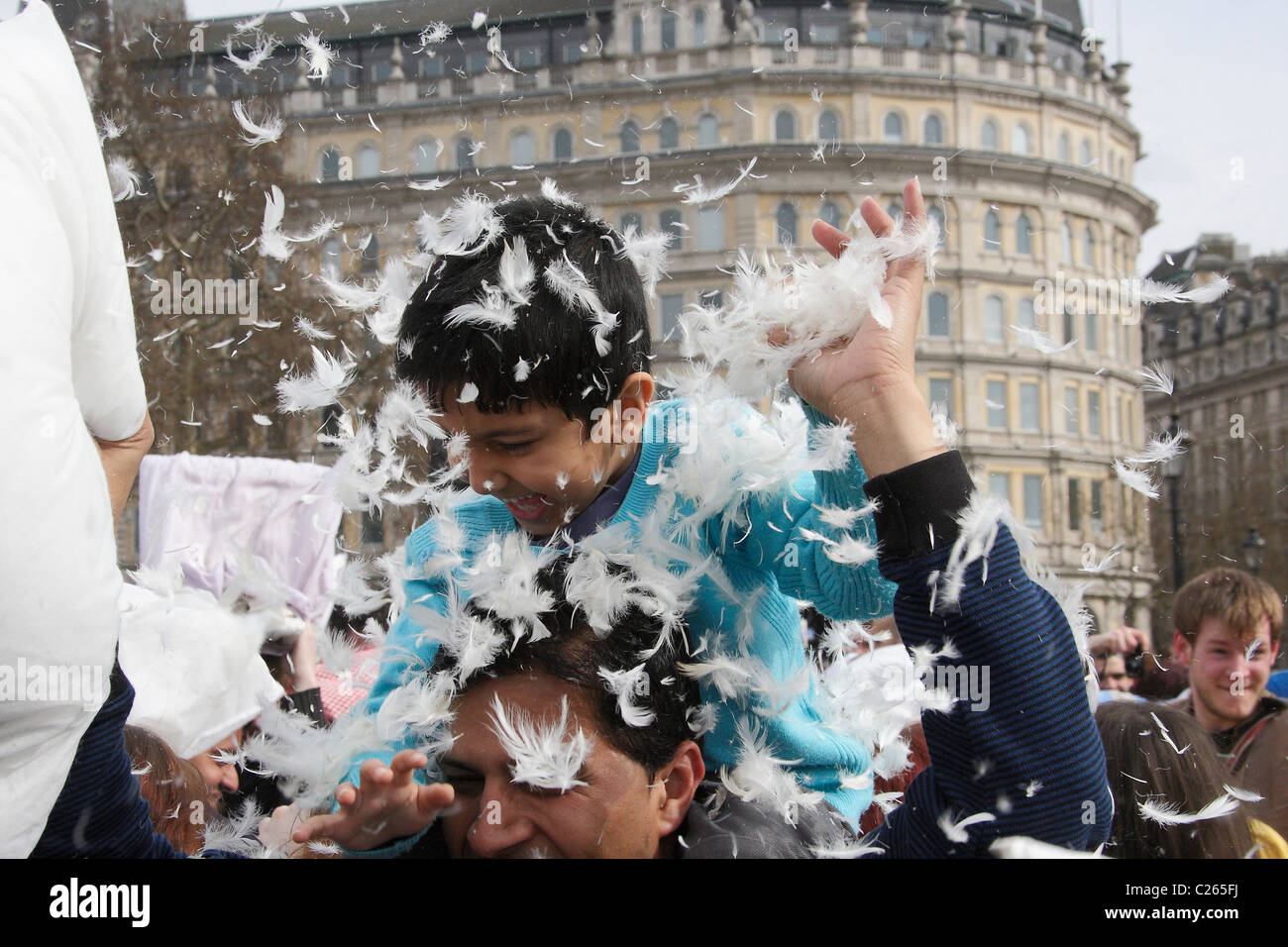 Jeune enfant prend part en masse pillow fight Banque D'Images