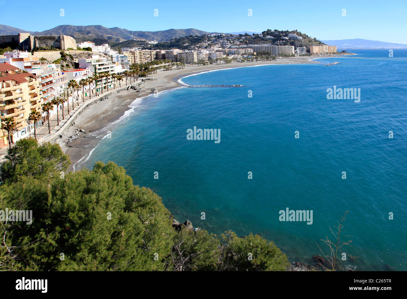 Vue sur les plages de la Caletilla, Puerta del Mar et le Pont de Pedra, Almuñecar, Granada, Costa del Sol, Andalousie, Espagne Banque D'Images