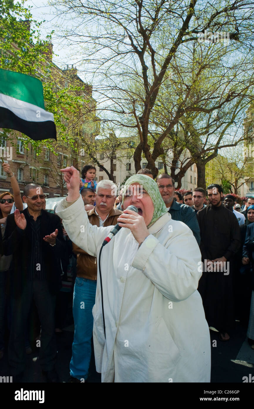 Paris, France, femme arabe musulmane à Hajib, rassemblement, manifestation contre l'islamophobie, s'adressant à la foule dans la rue avec microphone, réunion religieuse, politique des femmes Banque D'Images