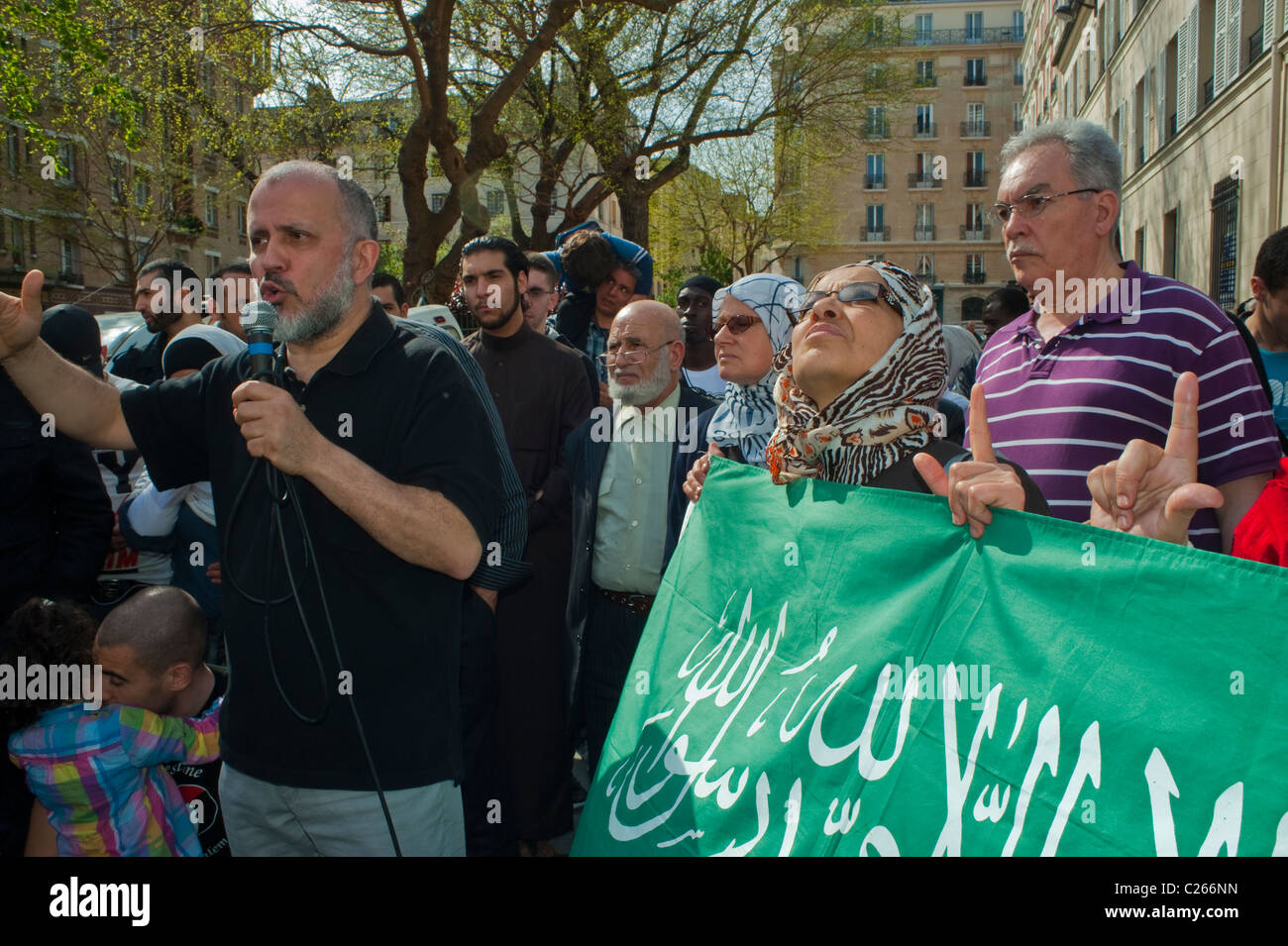 Paris, France, musulmans manifestant contre l'islamophobie, homme qui parle à la foule dans la rue, Abdelhakim Sefrioui, leader radical de l'Islam qui s'adresse à la foule, rencontre religieuse, anti-discrimination, france musulmane Banque D'Images