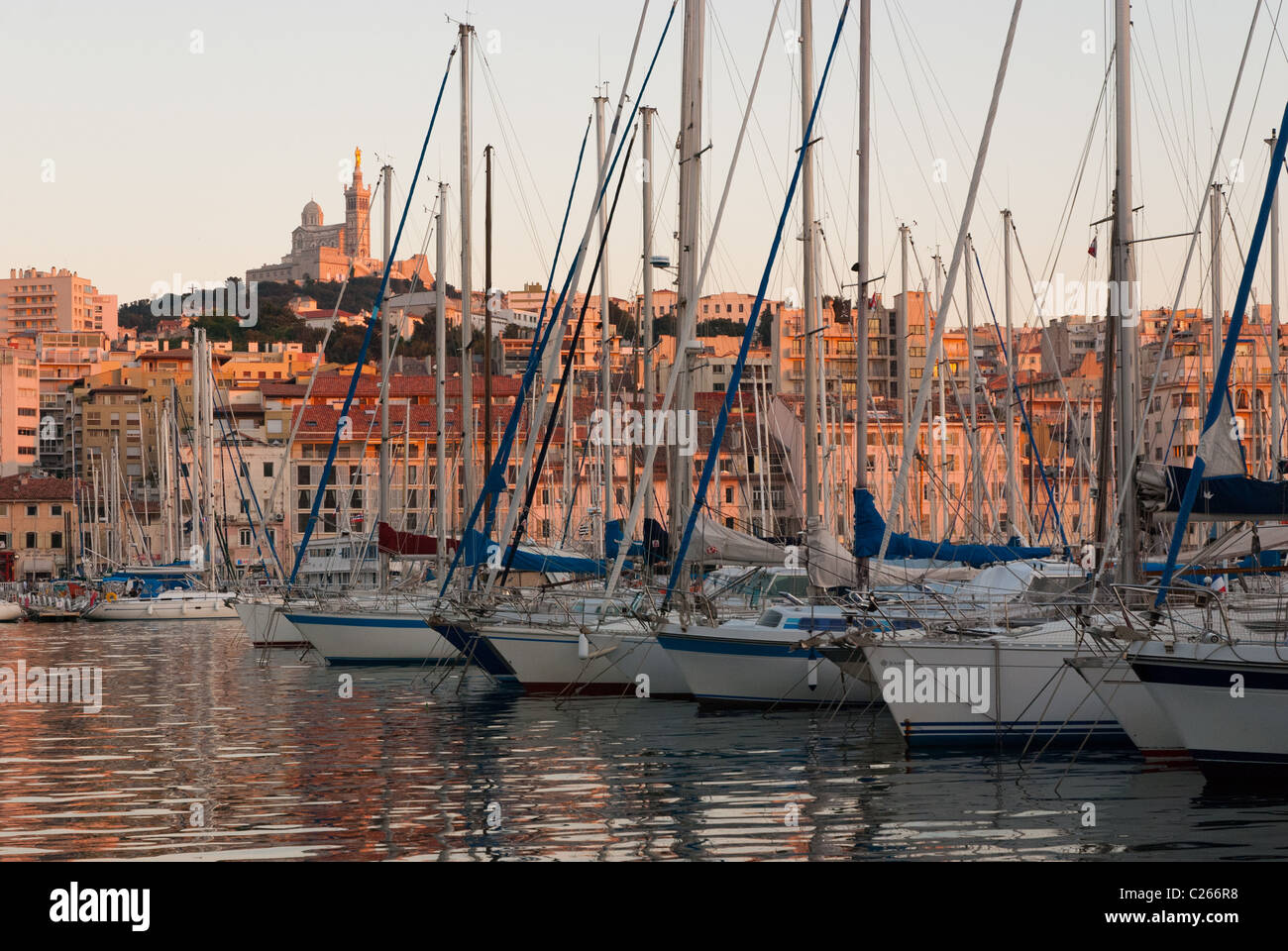 Le Vieux-Port de Marseille avec la chapelle Notre-Dame-de-la-Garde en arrière-plan. Banque D'Images