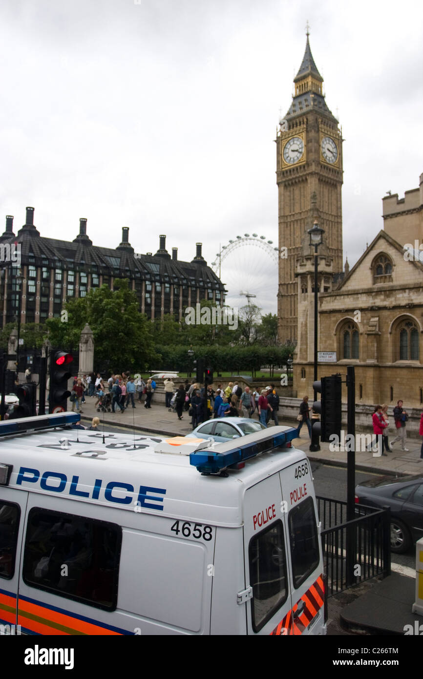 Big Ben, London Eye, le fourgon de police, Londres, Angleterre. Banque D'Images