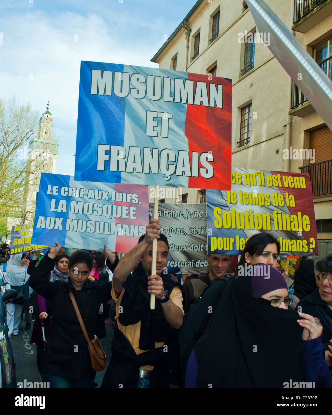 Paris, France, musulmans manifestant contre l'islamophobie, tenant des signes de protestation français "Muslims et Français" anti-discrimination, france musulmane Banque D'Images