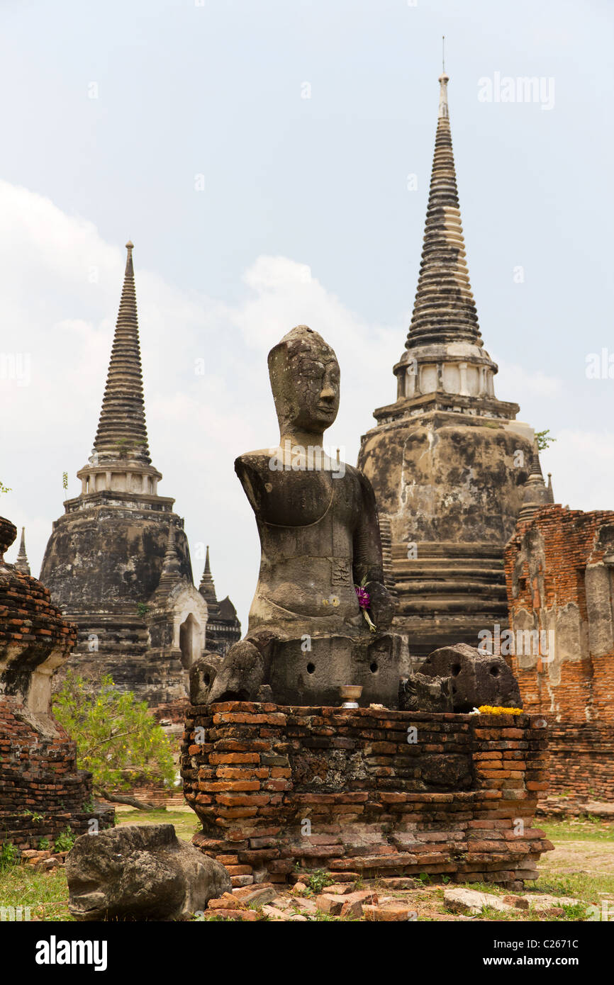 Ancienne Statue de Bouddha au Temple ruines de Wat Phra Si Sanphet à Ayuthaya, Thaïlande Banque D'Images