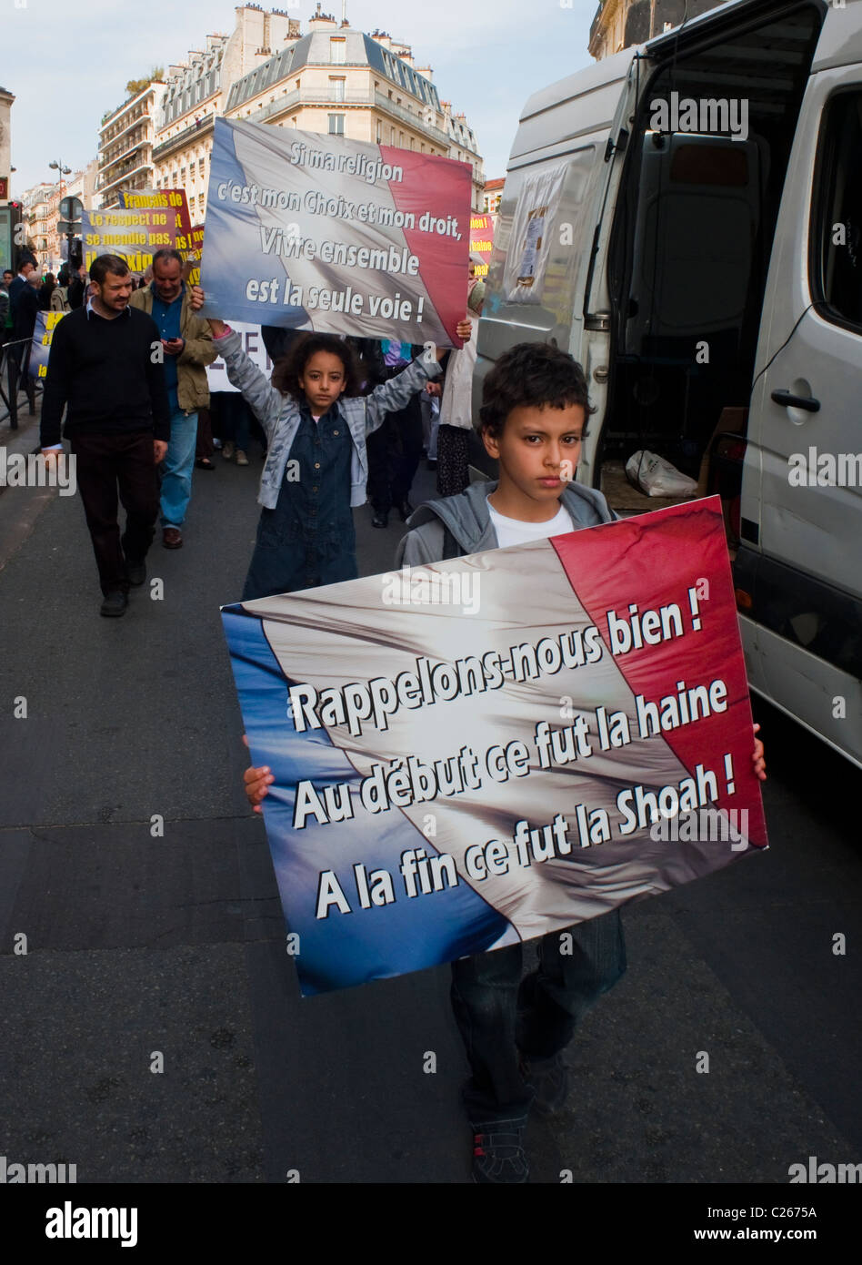 Paris, France, musulmans manifestant contre l'islamophobie, jeune garçon tenant le signe en français, jeunes protestant Banque D'Images