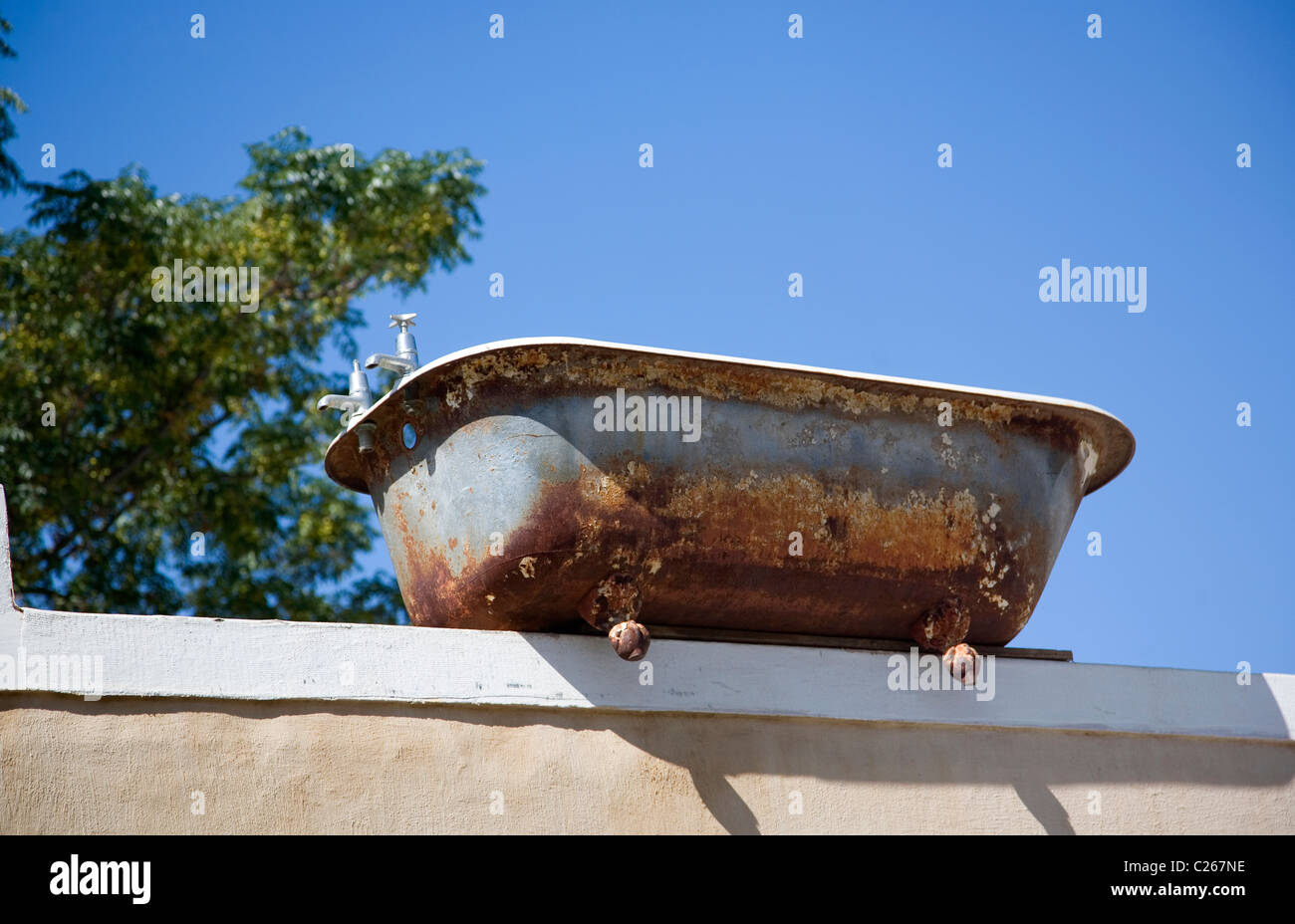 Ancienne Baignoire rouillée sur le mur Photo Stock - Alamy