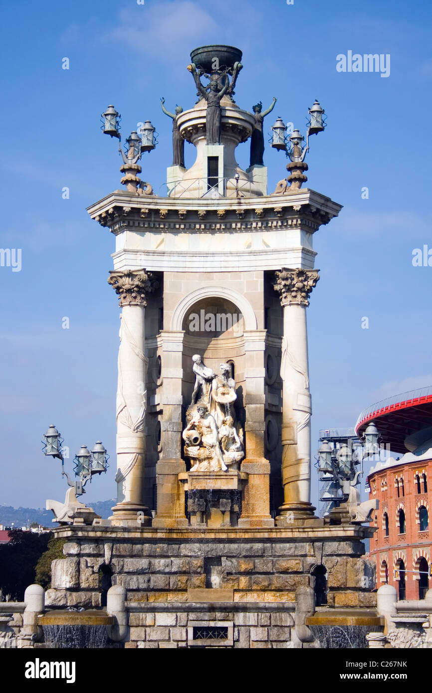 Barcelone, Espagne. Fontaine dans la Plaza de España. Banque D'Images