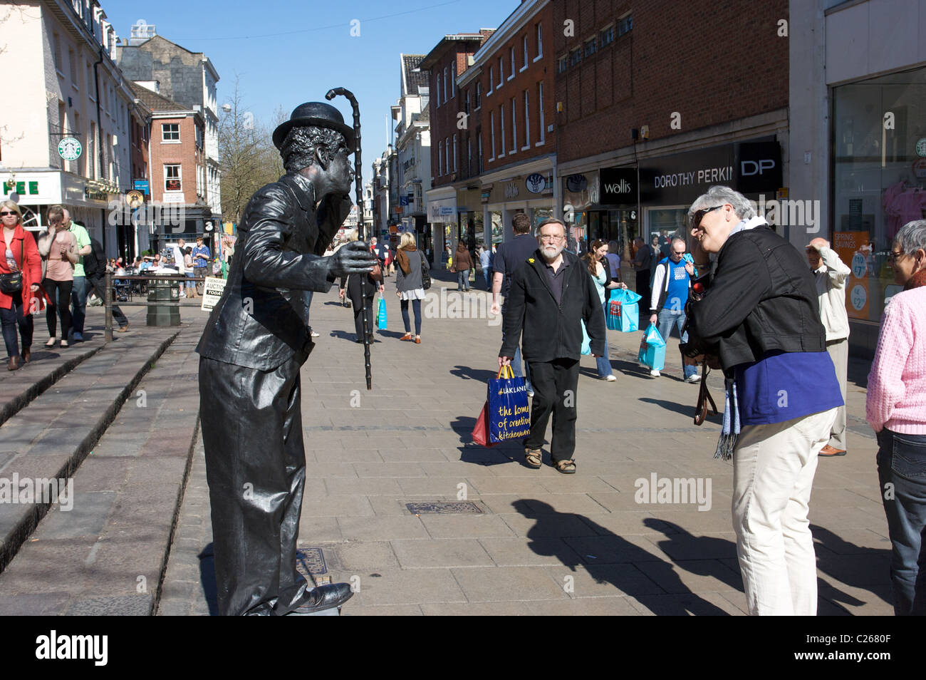 Charlie Chaplin,la rue,la rue,statue,social,l'activité humaine,interagir,Norwich Norfolk,UK Banque D'Images