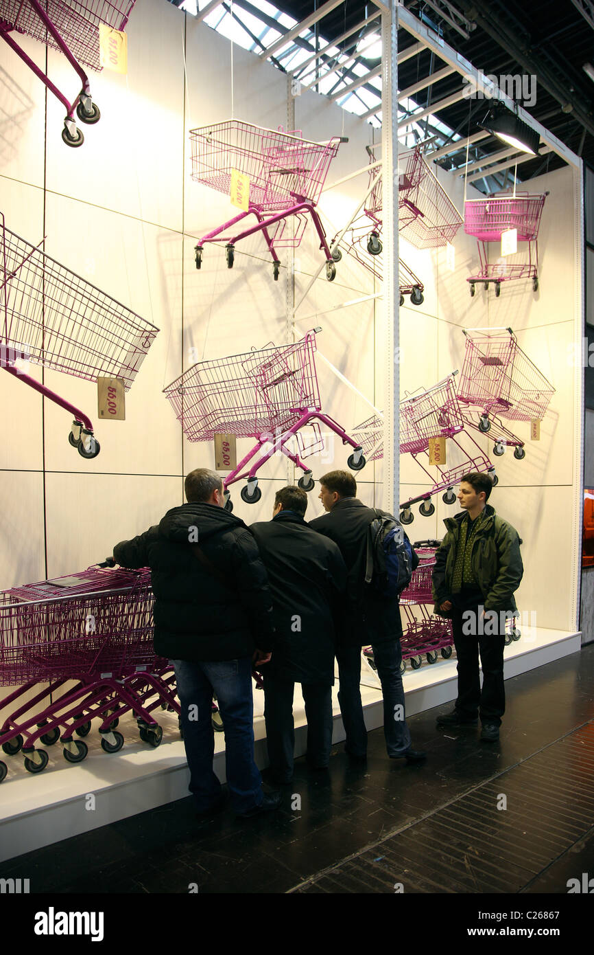 Chariots de magasinage, pour les supermarchés, boutiques. Salon de design et merchandising. Banque D'Images