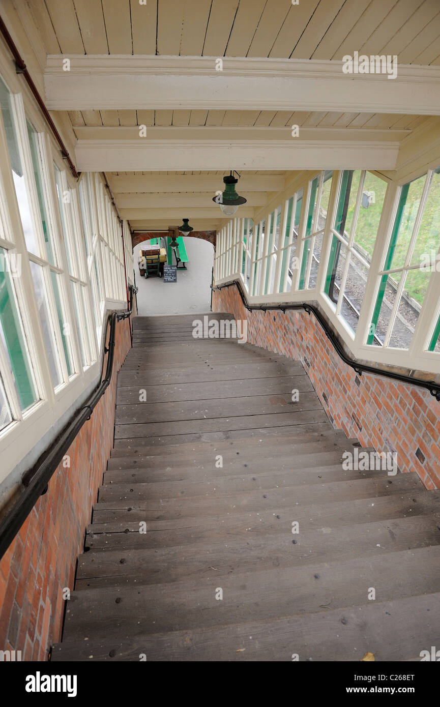Escalier vers le bas pour la gare la plate-forme sur l'angleterre uk great central railway rothley Banque D'Images