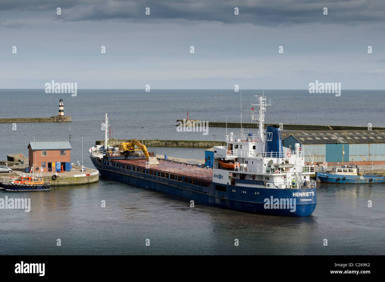 Navire quittant Seaham Harbour, dans le comté de Durham. Banque D'Images