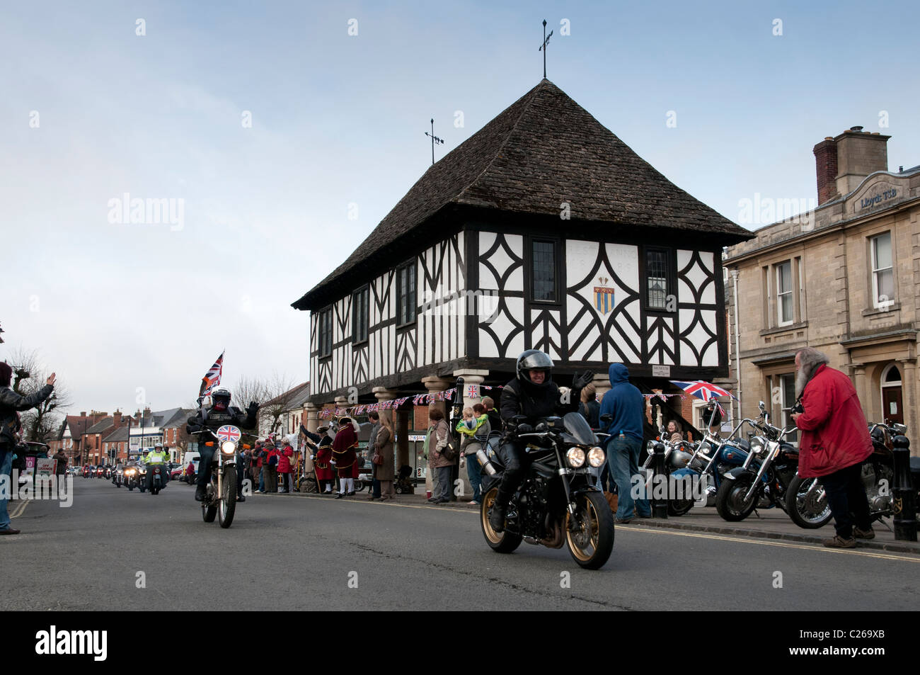 Les motards qui prennent part à l'événement de bienfaisance de recueillir des fonds pour le héros de l'Afghanistan à prendre leur vélo à Wootton Bassett Banque D'Images