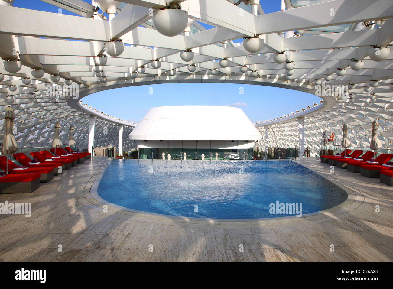 Yas Hotel, sur l'île de Yas, une partie de la piste de course de Formule Un, Hôtel design à Yas-Island, Abu Dhabi, Emirats Arabes Unis. Banque D'Images