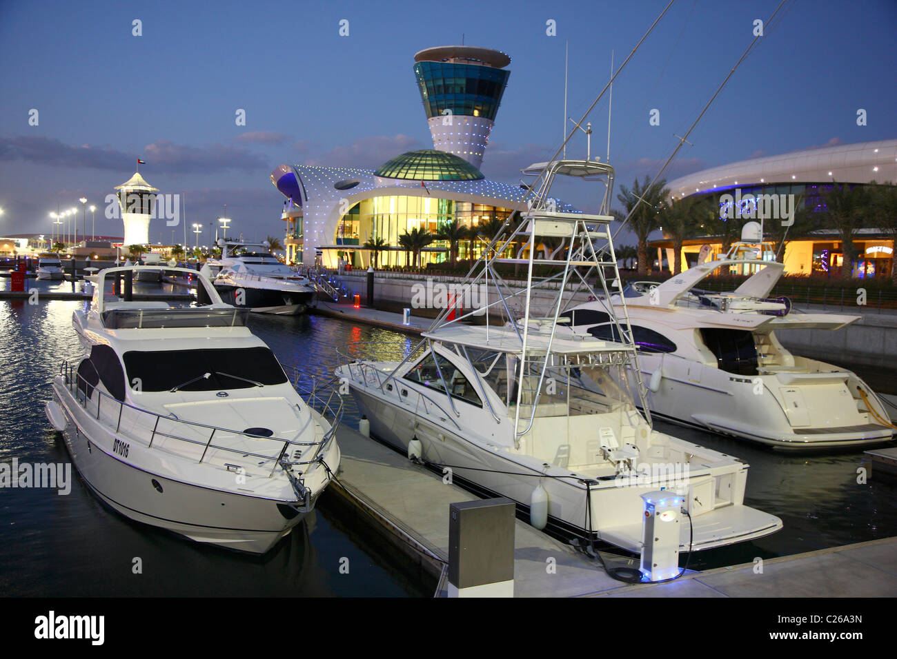 Yachts dans YAS-Marina, île de Yas Marina, à l'intérieur de la piste de course de Formule 1 d'Abu Dhabi, Émirats arabes unis. Banque D'Images