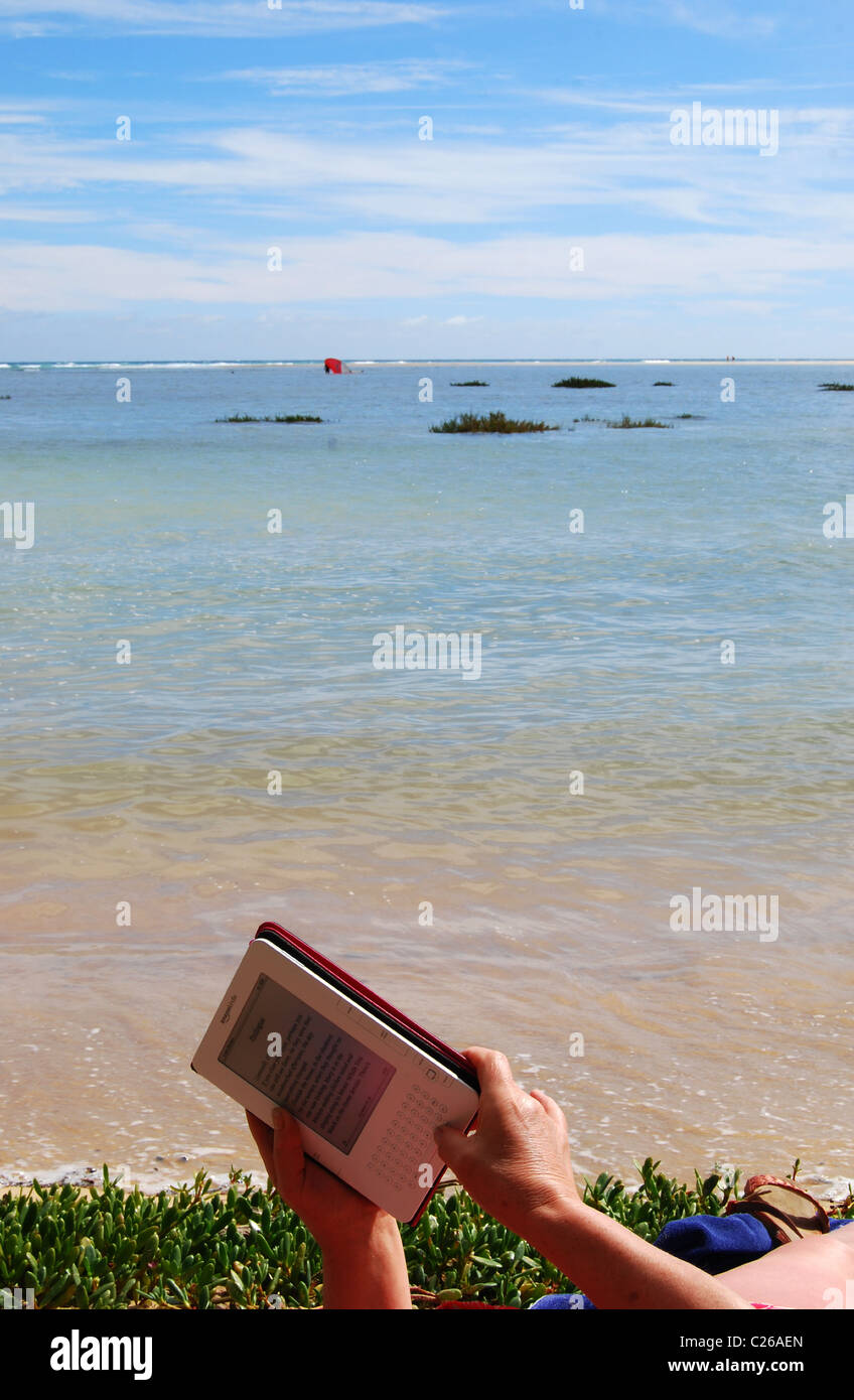 Changer la taille d'impression sur un Amazon Kindle sur la plage n° 2958 Banque D'Images