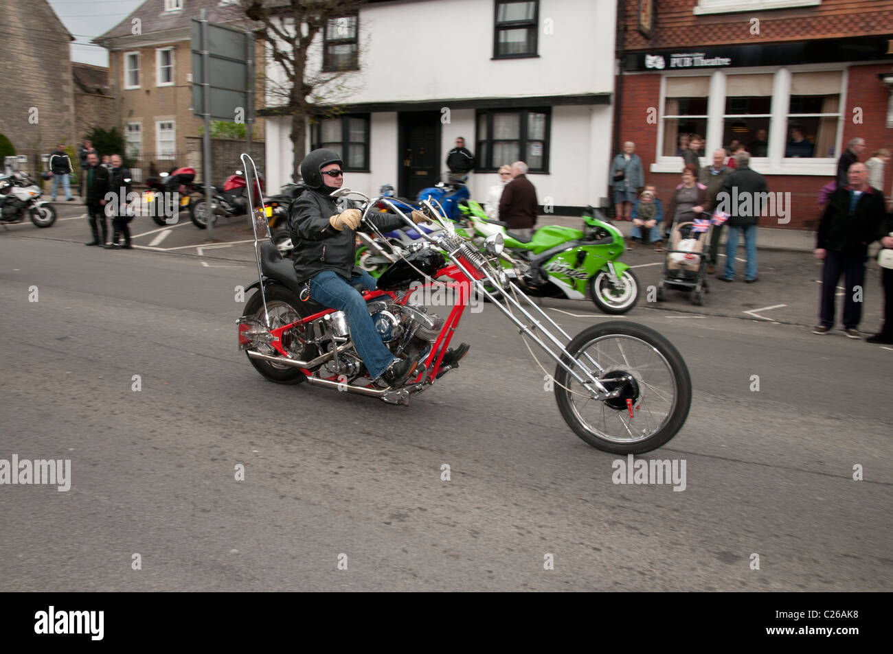 Pilote moto sur son cheval le long du broyeur Wootton Bassett High Street dans le cadre de la balade de l'égard de soulever des fonds de bienfaisance Banque D'Images