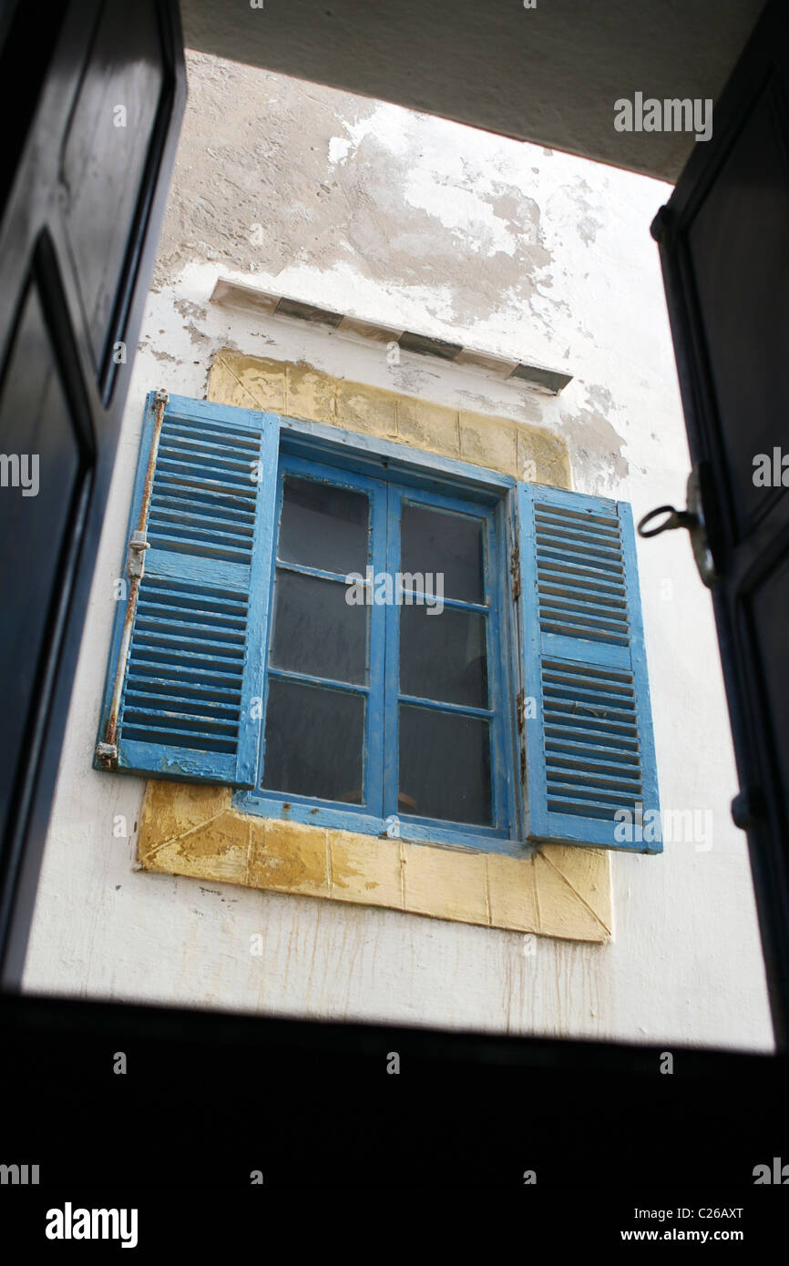 Fenêtre, Rue Sidi Mohamed Ben Abdallah, Essaouira, Maroc. Banque D'Images