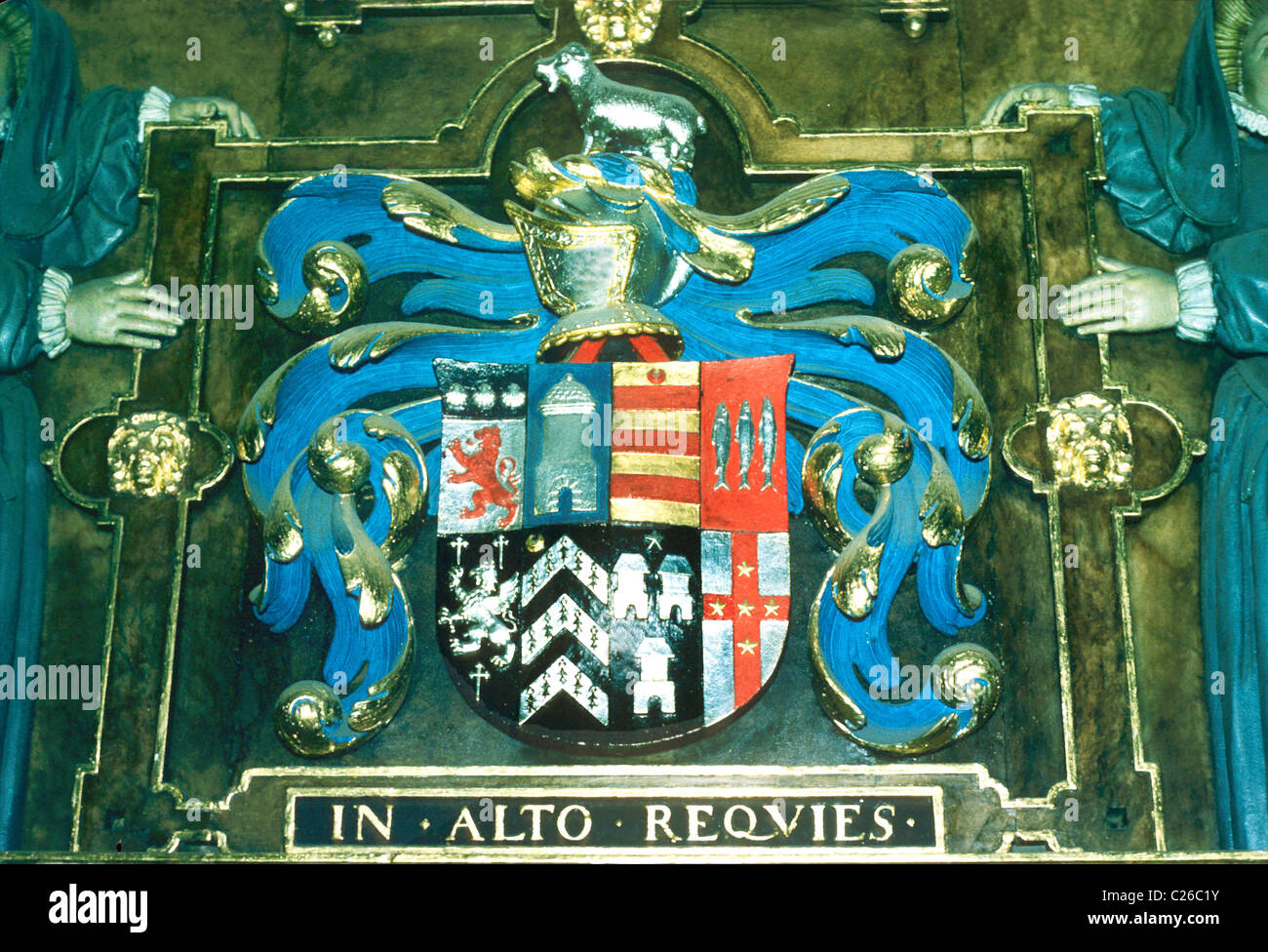 L'Abbaye de Westminster, tombe de John Lord Russell, 1584 tombes héraldique héraldique blason de boucliers bouclier London England UK Banque D'Images