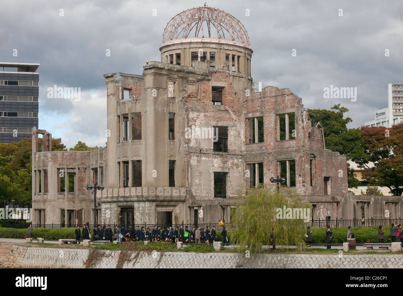 Genbaku (Dôme de la bombe atomique) avec les étudiants en premier plan, Hiroshima Peace Memorial Park, Hiroshima, Japon. Banque D'Images